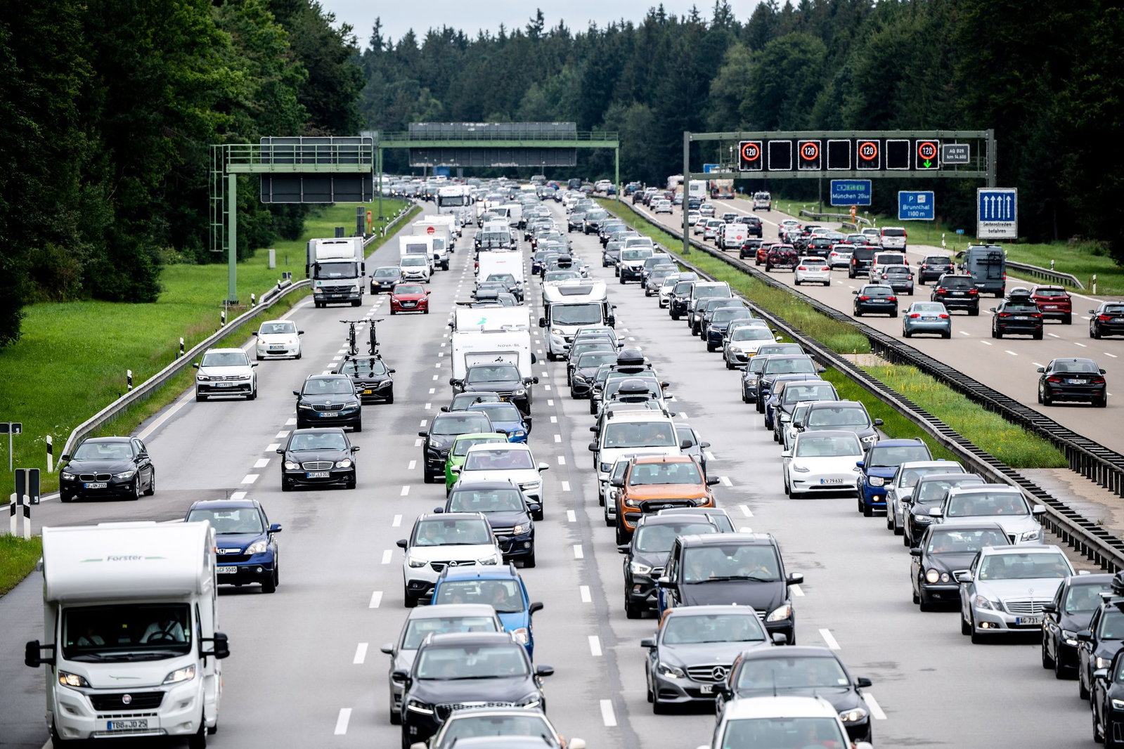 Mit Beginn der Herbstferien rechnet der ADAC mit viel Verkehr auf den Autobahnen. (Symbolbild)