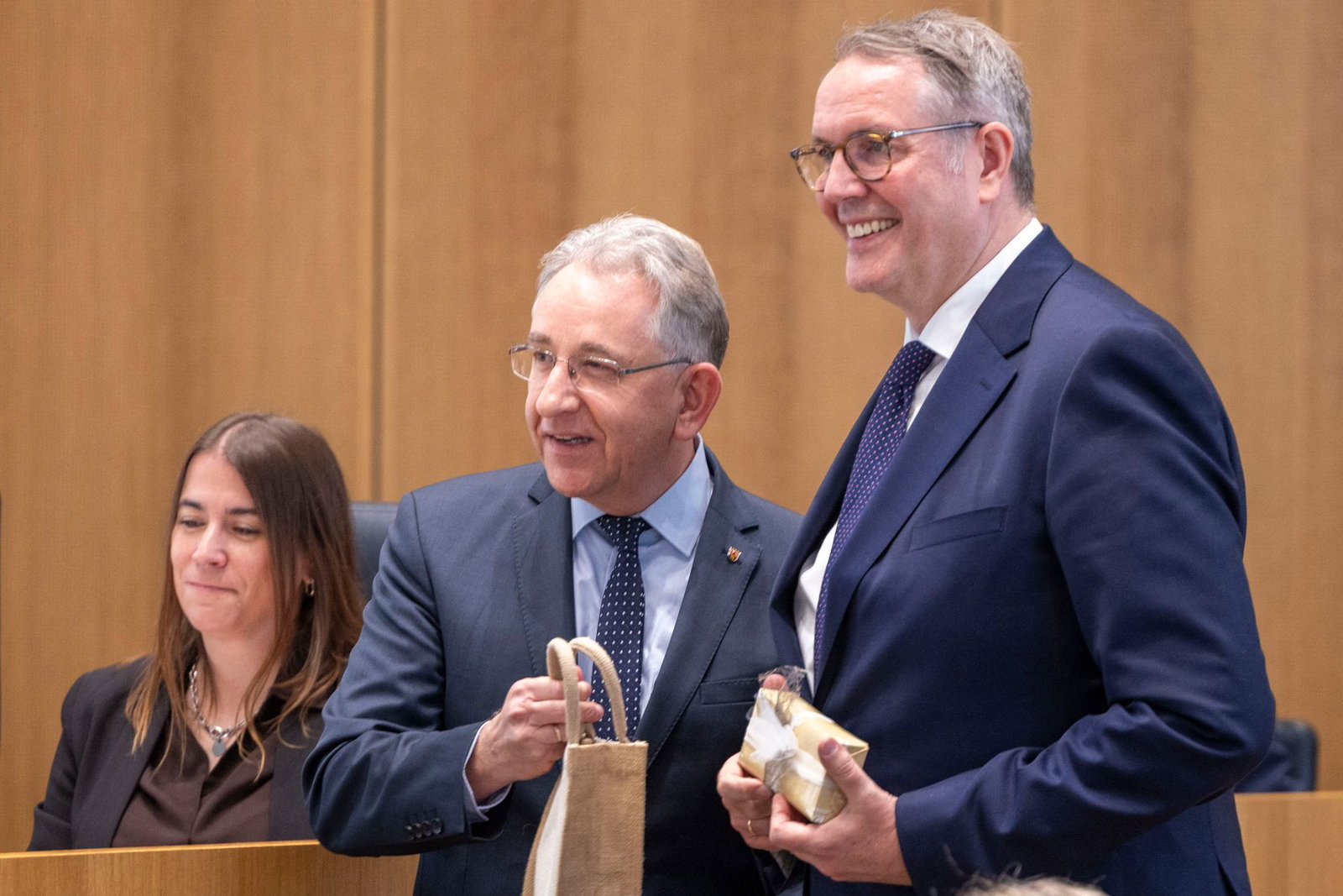 Landtagspräsident Lammert (links) schenkte Schweitzer eine Flasche Wein und einen Füller. 