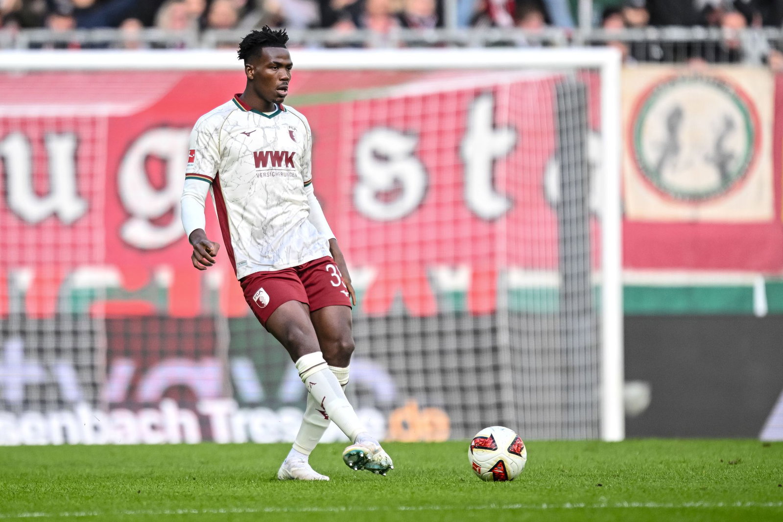 Soll für den FC Augsburg trotz der rassistischen Beleidigungen gegen sich im DFB-Pokal auflaufen: Verteidiger Juma Bah.