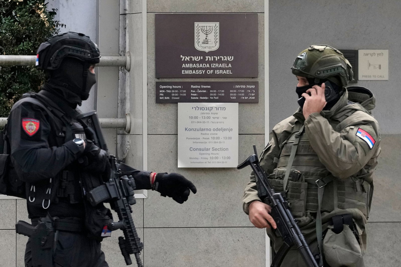Ein junger Serbe griff mit Messern einen Polizisten vor der israelischen Botschaft in Serbien an, der ihn schließlich erschoss.