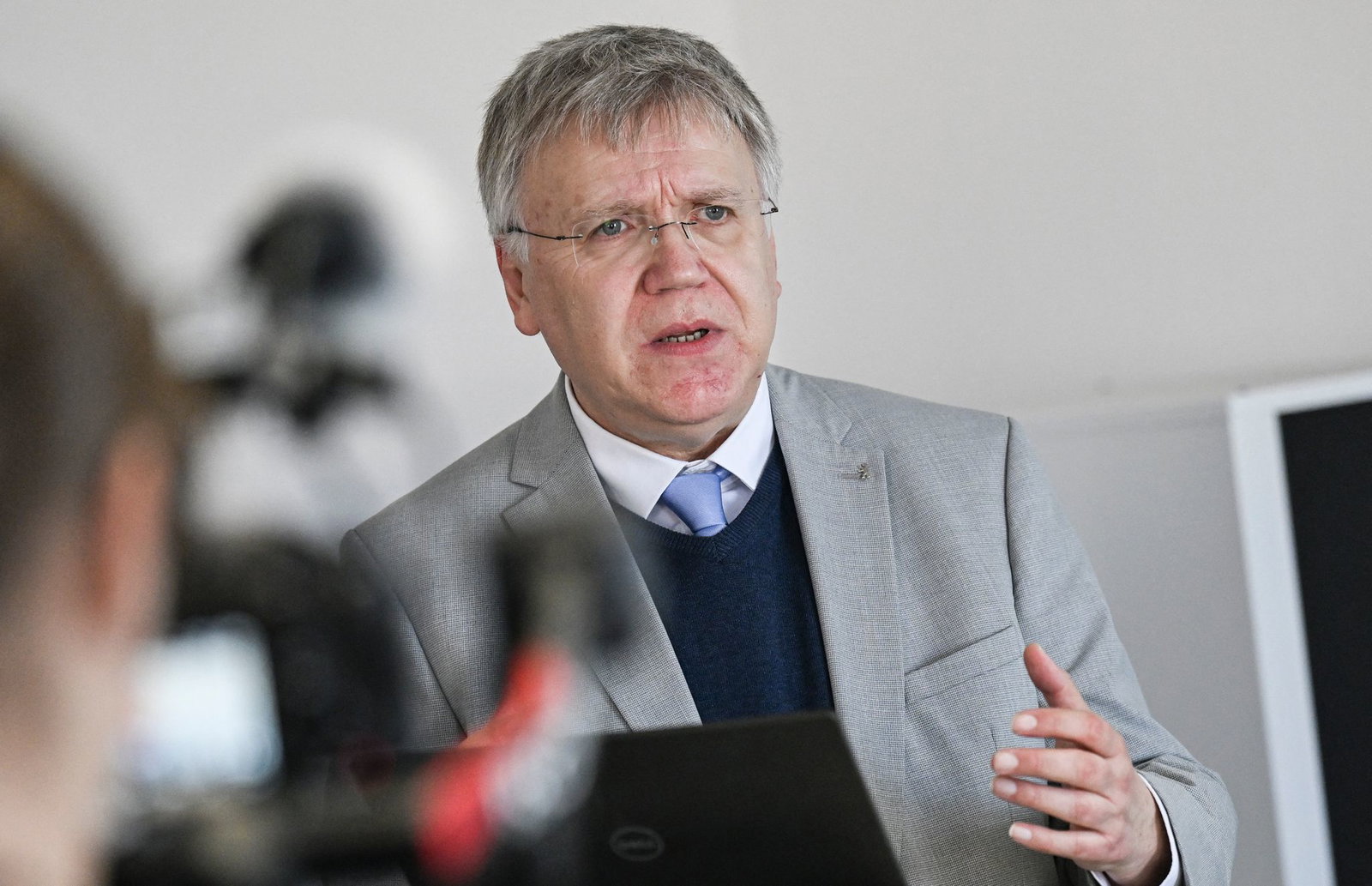 Berlins Landeswahlleiter Stephan Bröchler hat über eine Neuauszählung der Stimmen in einem Wahlkreis in Berlin-Spandau informiert. (Archivbild) 