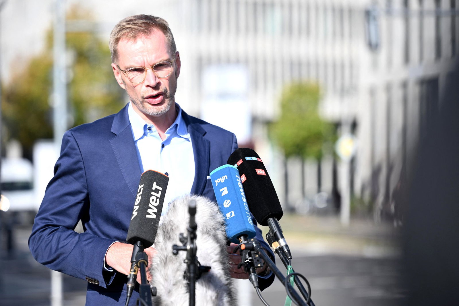 Bürger müssten das Gefühl haben, dass Politik demütig mit Steuergeldern umgehe, andernfalls führe das zu Misstrauen in die Politik, sagte Holznagel. 