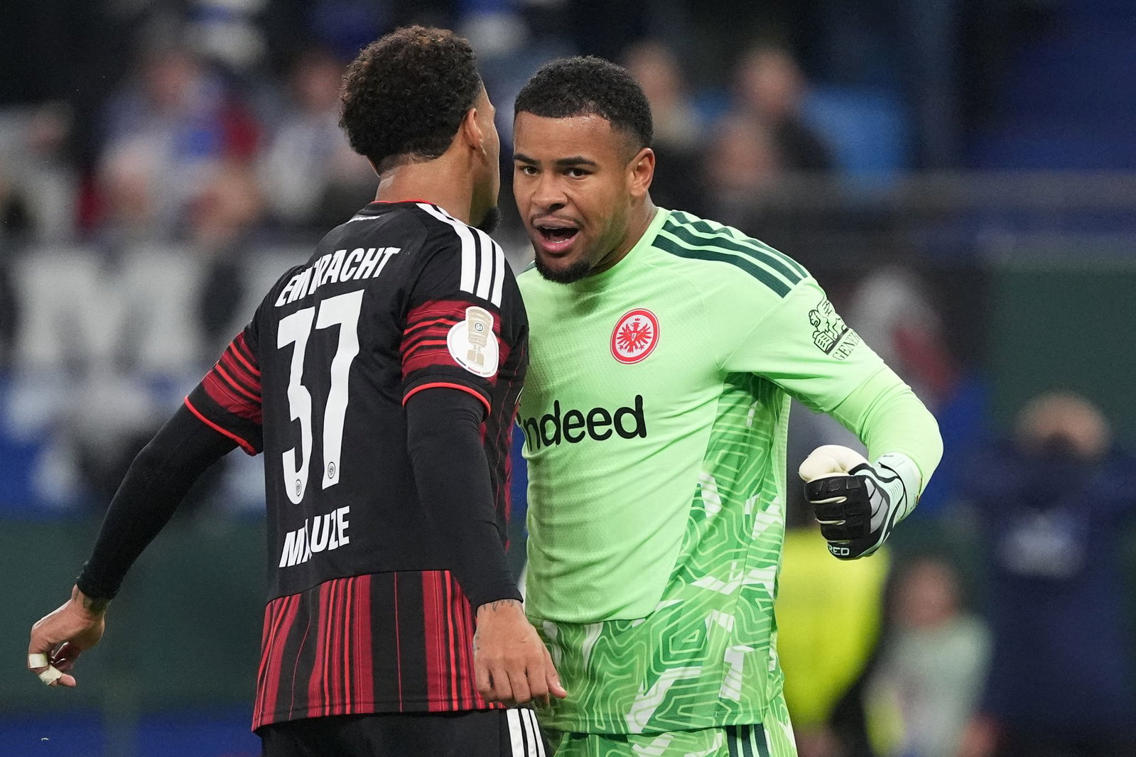 Feiern eine gelungene Rettungsaktion: Frankfurts Jeremiaha Maluze (l) und Torwart Noah Atubolu. 