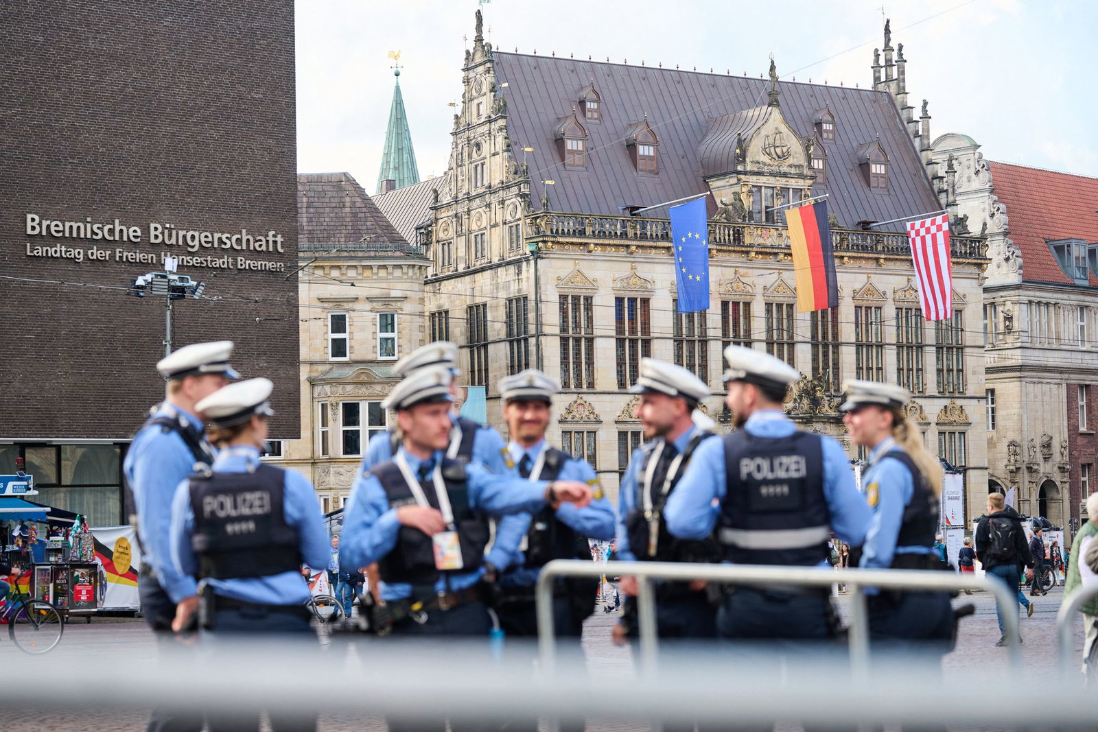 Rund um den Tag der Deutschen Einheit sind zahlreiche Polizisten und Polizistinnen in Bremen unterwegs. 