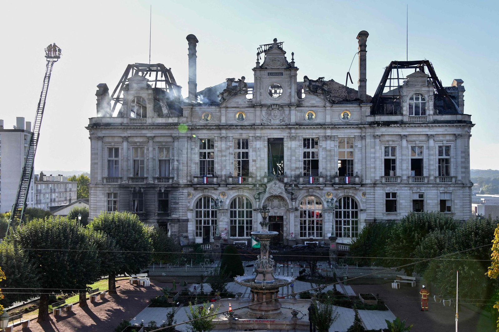 Das Rathaus von Limoges wurde in Brand gesetzt.