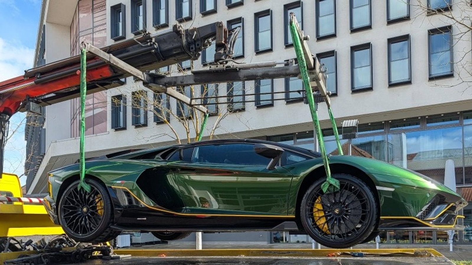 Ein Lamborghini Aventador LP 780-4 Ultimae Roadster wird auf ein Abschleppfahrzeug verladen. Bei der nach Behördenangaben bislang größten Justizauktion des Landes wird er versteigert.