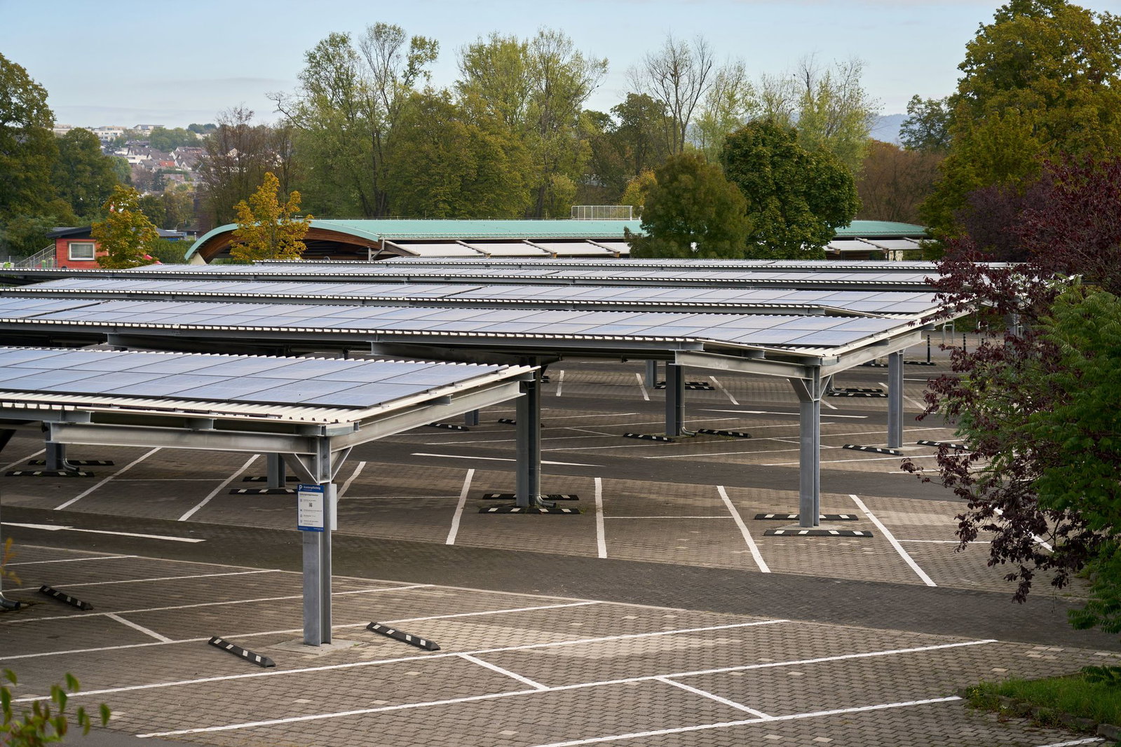 PV-Anlagen über Parkplätzen ermöglichen eine doppelte Nutzung einer Fläche. 