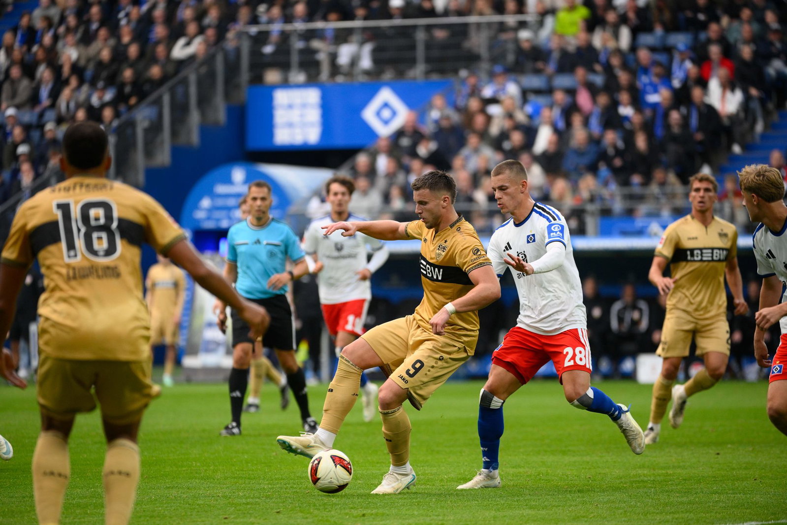 Ermedin Demirovic (l) vergab zwei gute Chancen für den VfB.