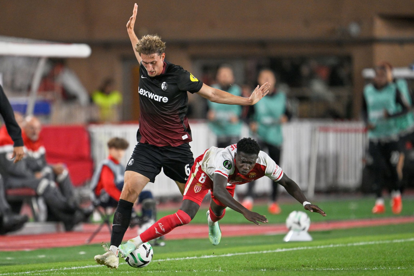 Höhenflug vorerst gestoppt: Patrick Osterhage (l) verliert mit dem SC Freiburg auch in der Conference League.