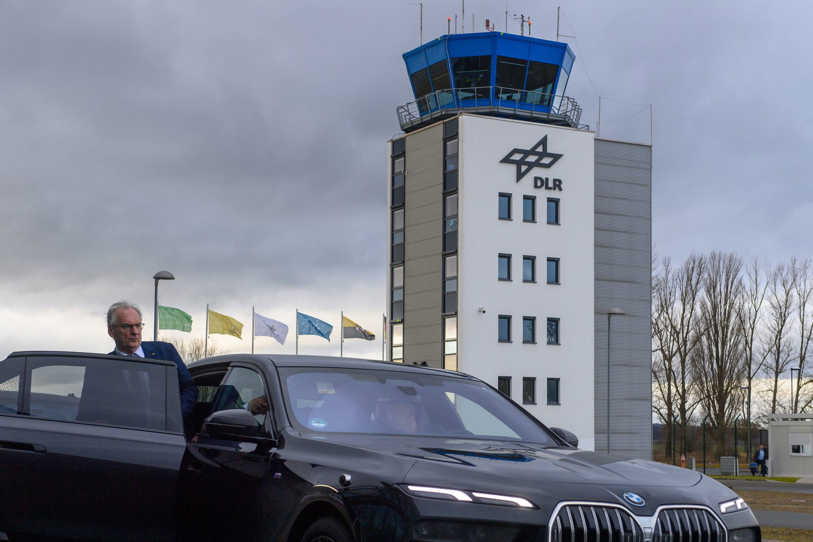 Die meisten Dienstwagen der Landesregierung von Sachsen-Anhalt - wie hier vom früheren Ministerpräsidenten Reiner Haseloff (CDU) - kommen von BMW. (Archivbild)