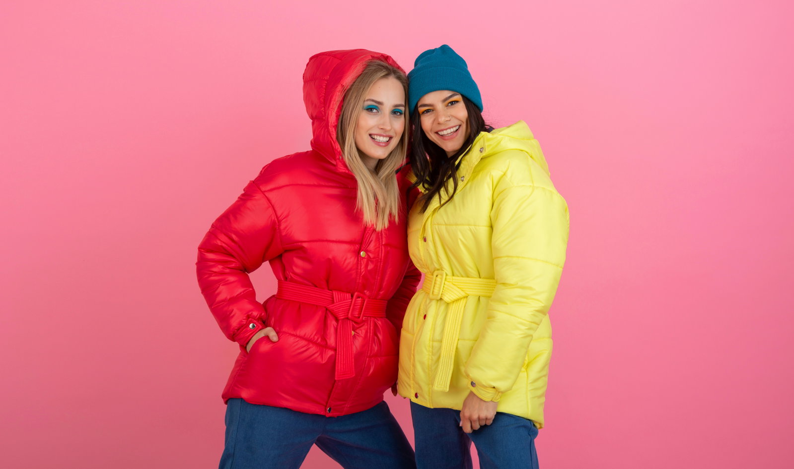 2 Frauen mit knalligen Jacken