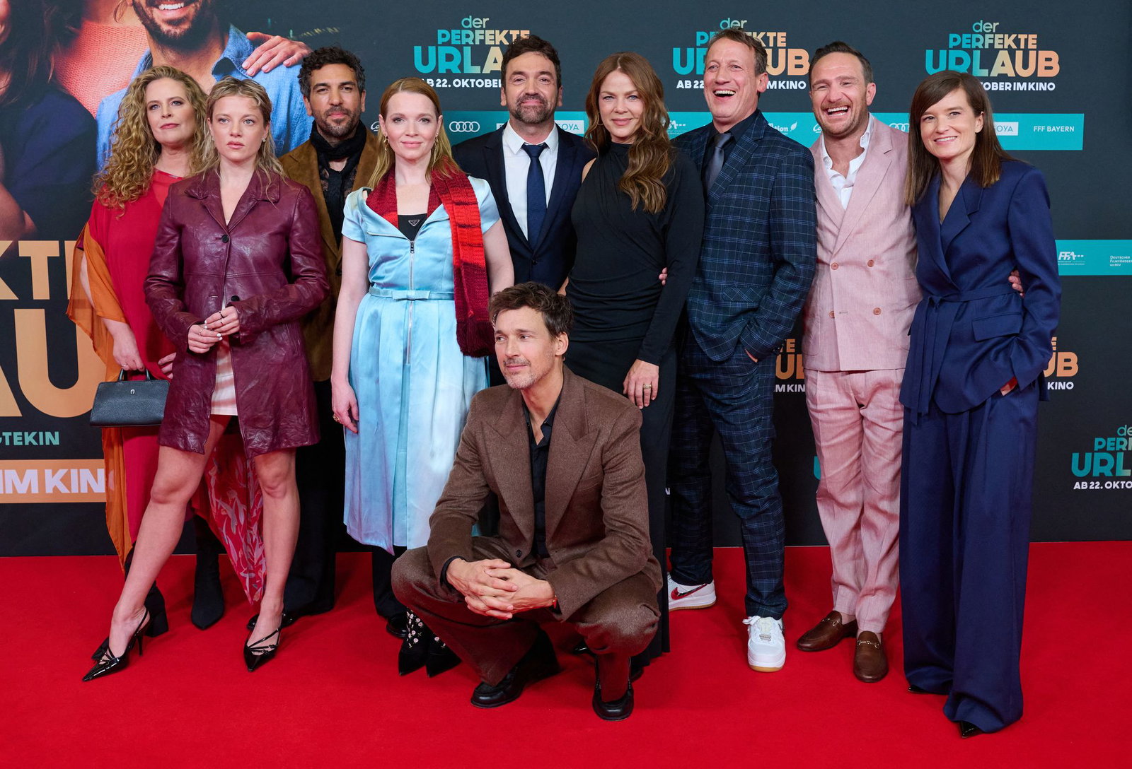 Regisseur Dagtekin (m.) und Regisseurin Schömann (r.) feierten mit ihrem Schauspiel-Team bei der Weltpremiere.