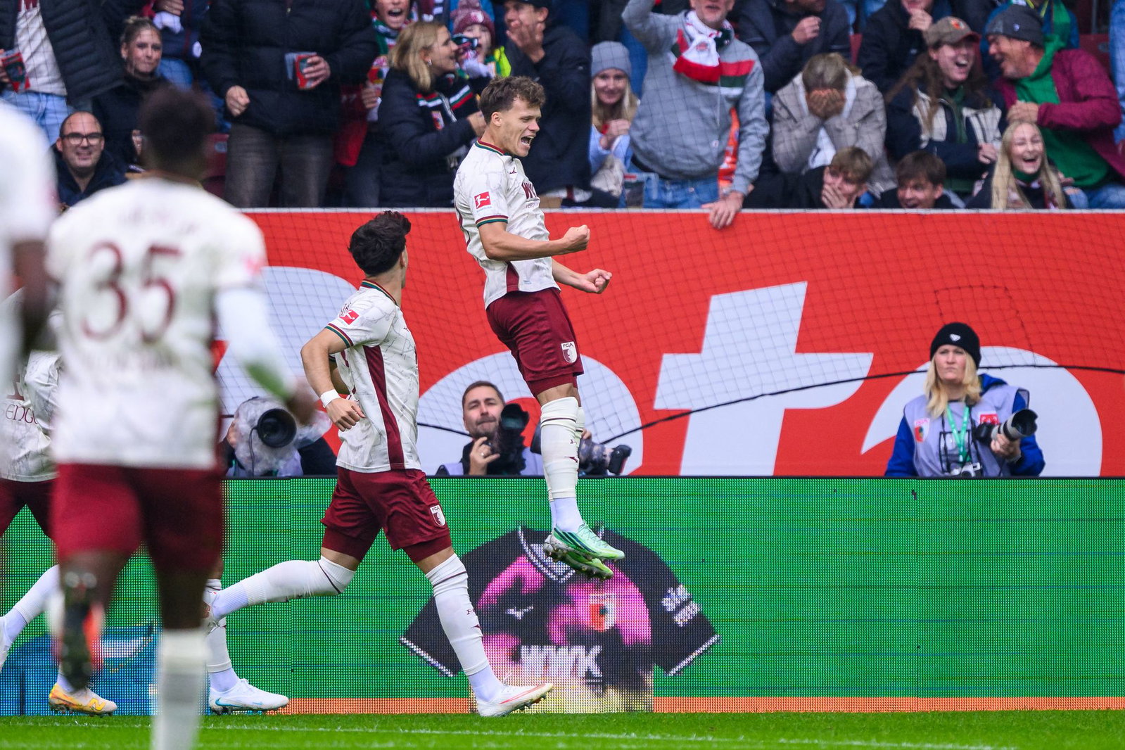 Robin Fellhauer (FC Augsburg) jubelt über das schnellste Tor der Bundesliga-Geschichte.
