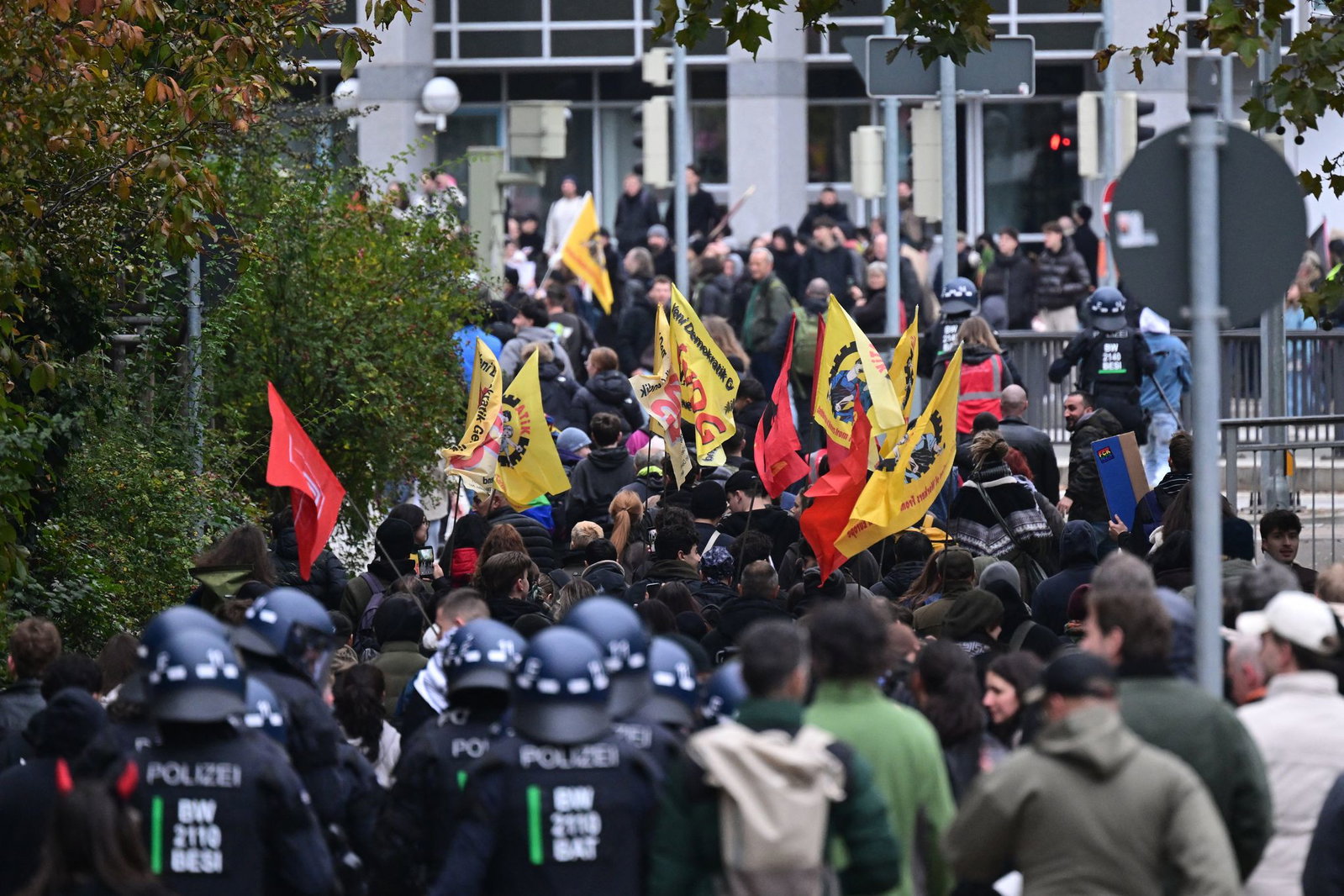 Mehrere Tausend Demonstranten ziehen durch Stuttgart. 