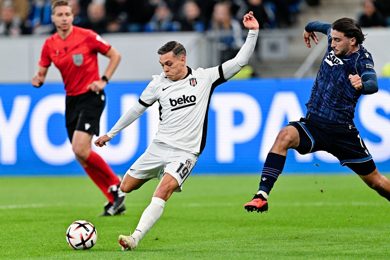 Besiktas-Ass Leandro Trossard zieht gegen Hoffenheim ab. 