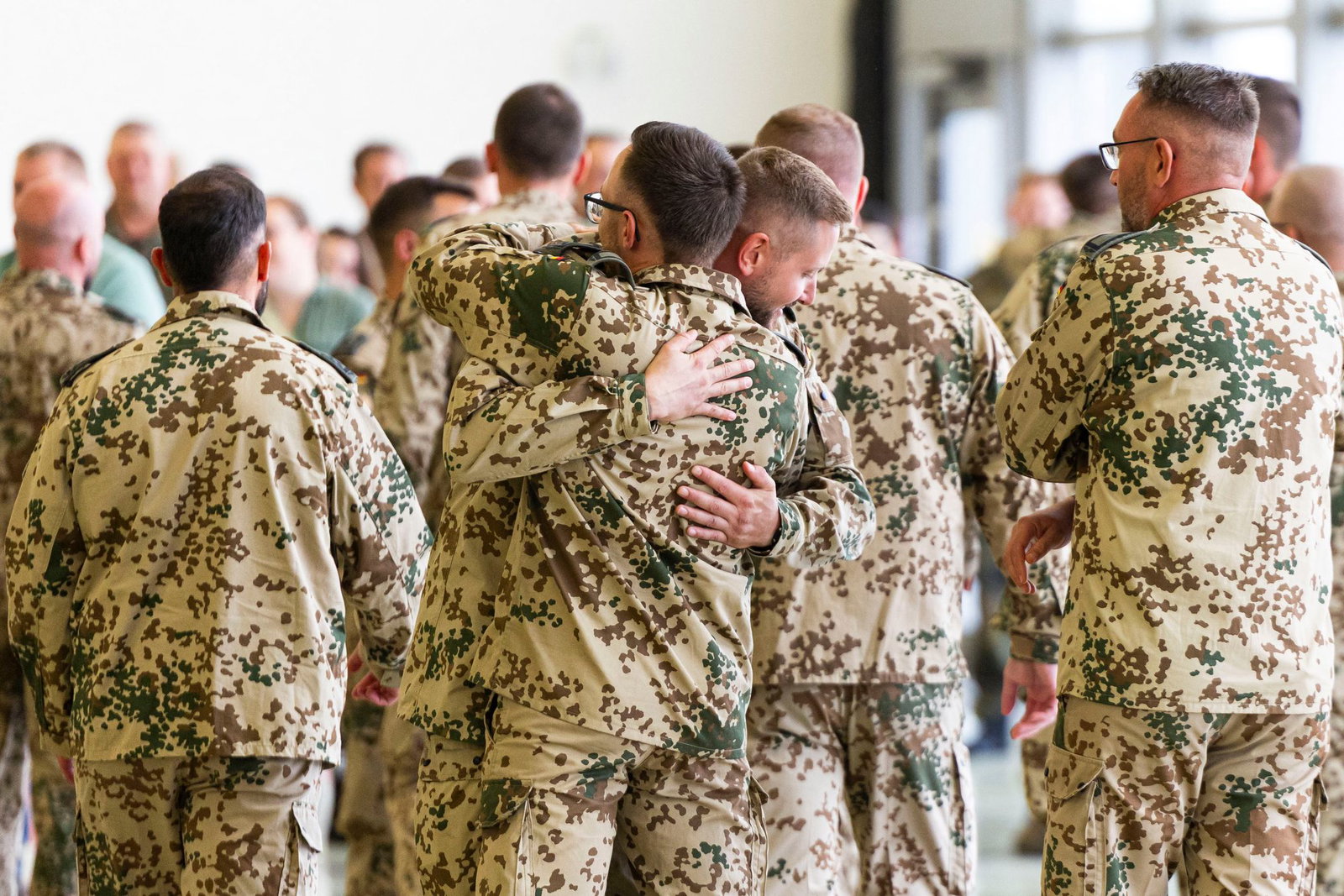 Soldaten umarmen sich nach ihrer Rückkehr aus dem Irak.