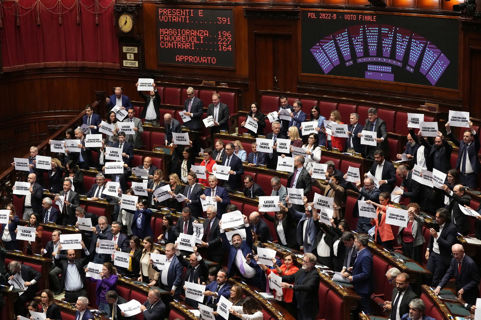 Die linke Opposition kritisiert das Vorhaben und nennt die Reform "Betrugsgesetz".