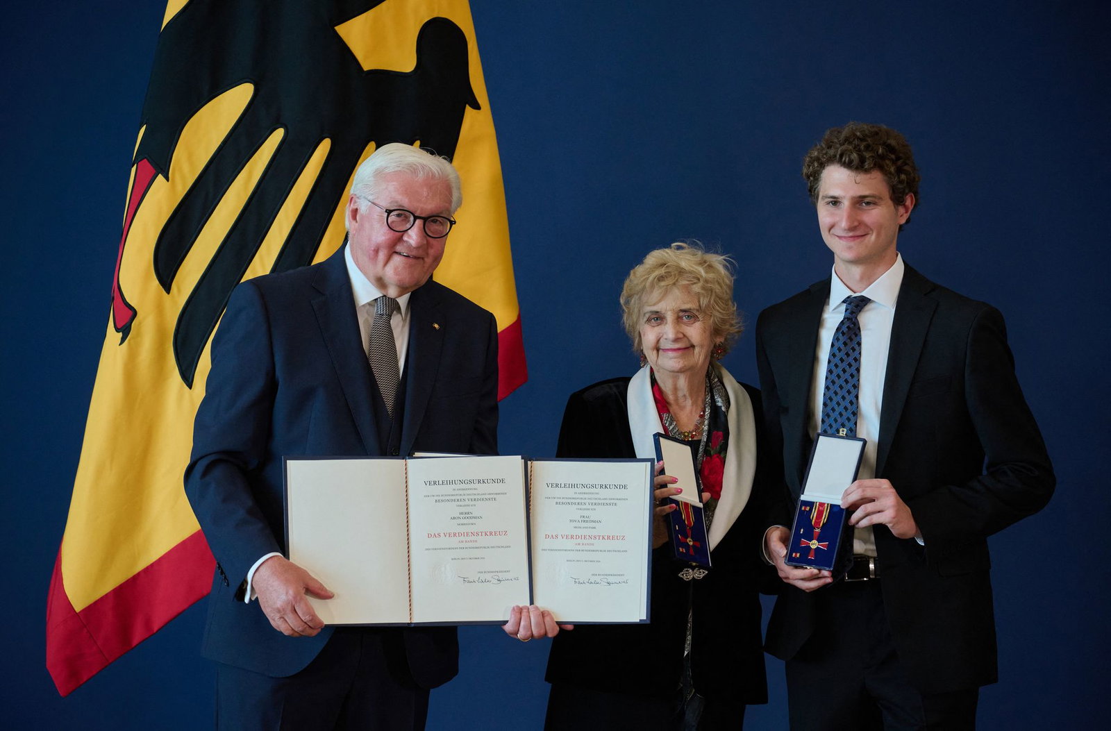 Die Holocaust-Überlebende Tova Friedman bekam gemeinsam mit ihrem Enkel Aron Goodman den Verdienstorden verliehen.