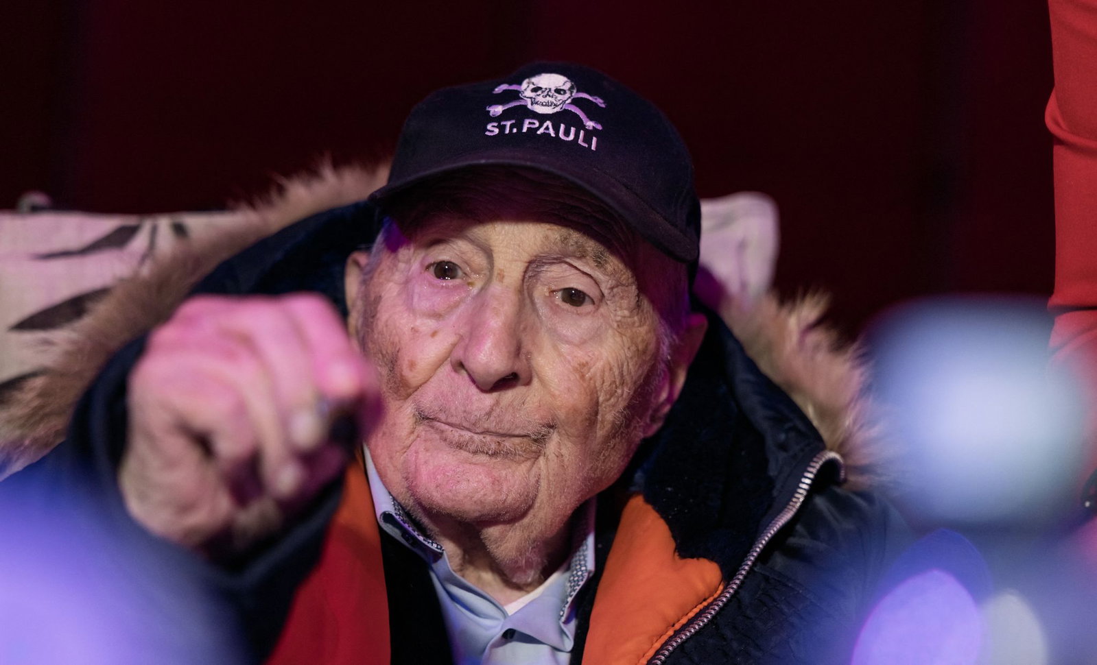 Freddy Quinn erfüllt die Autogrammwünsche zahlreicher Besucherinnen und Besucher.