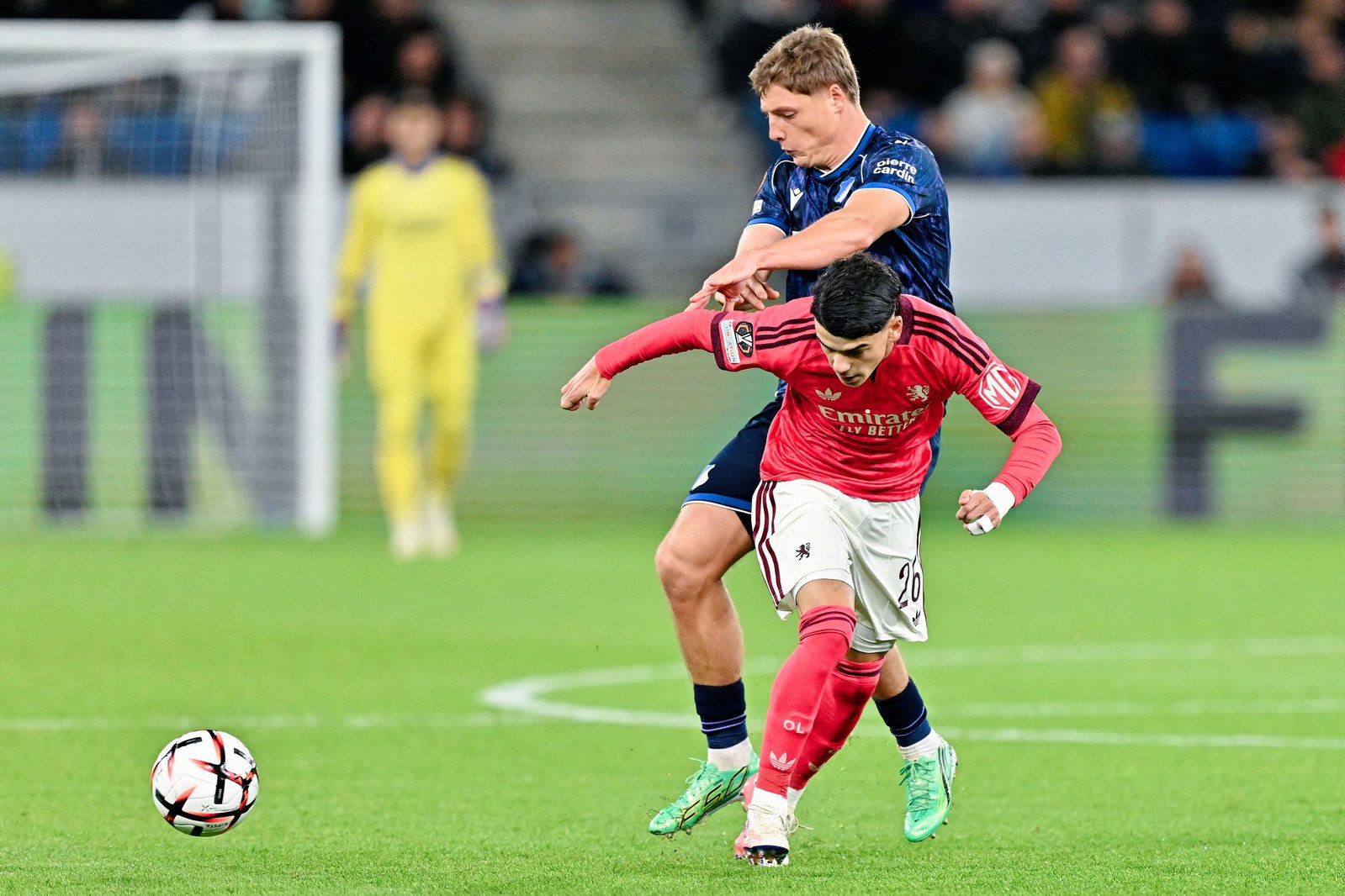 Hoffenheims Alexander Prass macht Druck gegen Olympique Lyon. 