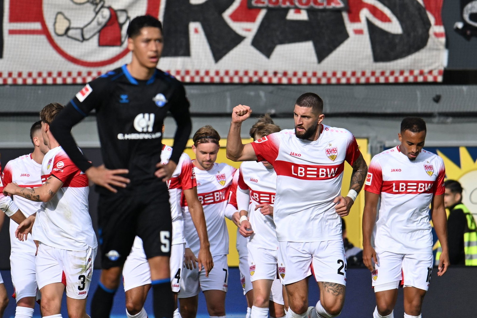 Jubel beim VfB Stuttgart: Jeff Chabot brachte die Schwaben in Paderborn in Führung.