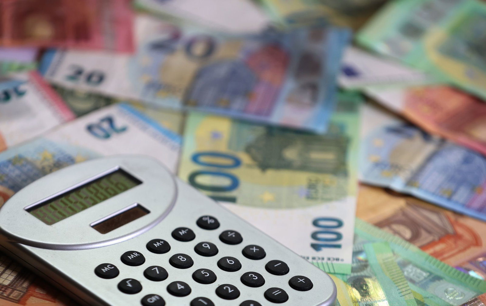 Mehr Steuereinnahmen, aber kein zusätzlicher Spielraum - das ist die Botschaft von Finanzminister Bayaz. (Symbolbild)