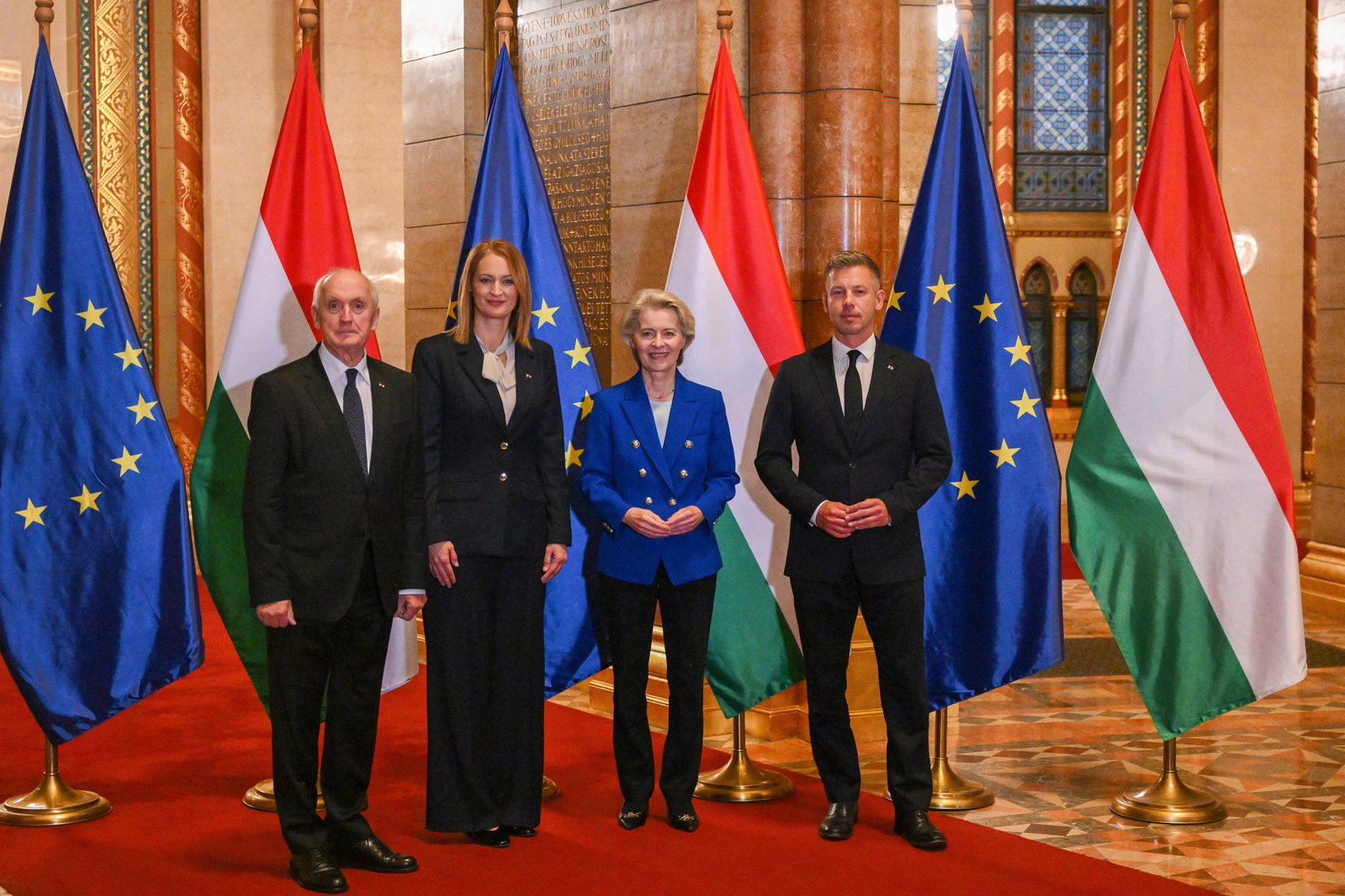 Ungarns Ministerpräsident Peter Magyar feierte den 70. Gedenktag der Revolte von 1956 mit Gästen die EU-Kommissionspräsidentin Ursula von der Leyen.