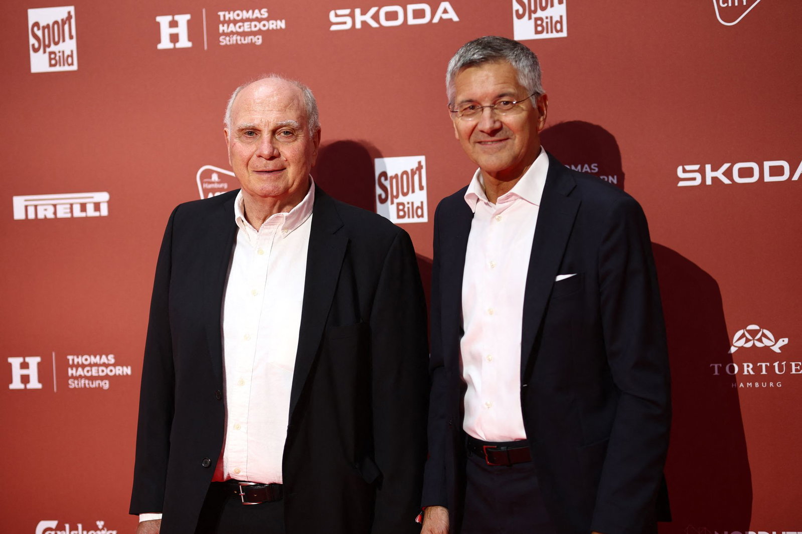 Die Bayern-Granden Hoeneß und Hainer erwarten den FC Bayern wieder an der Tabellenspitze. (Archivbild)