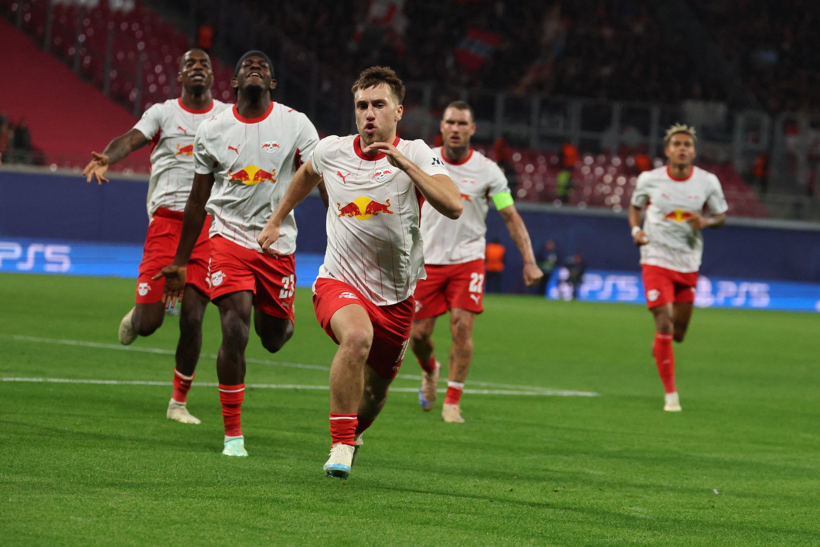 Brajan Gruda von RB Leipzig (M.) jubelt mit seinen Teamkollegen nach dem Treffer zum 1:0.