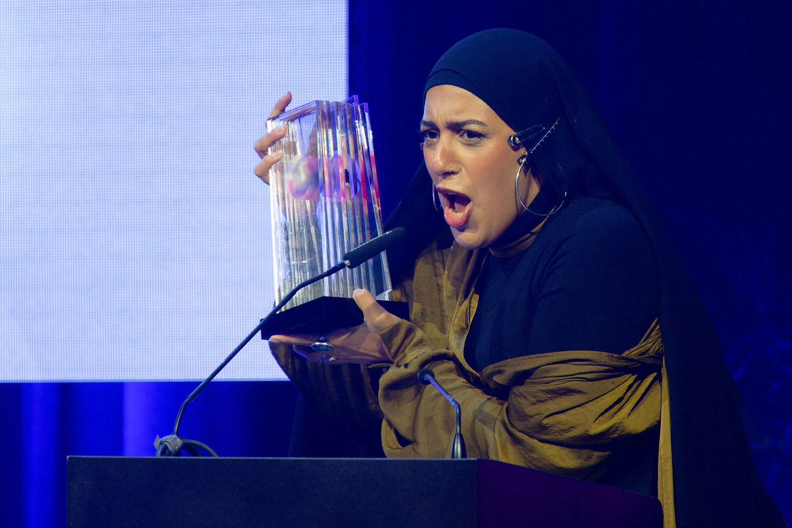 Creatorin Maraam freut sich über den Comedy-Award.