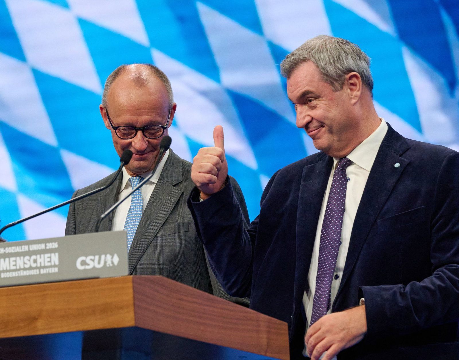 Friedrich Merz und Markus Söder stehen auf dem CSU-Parteitag eng zusammen.