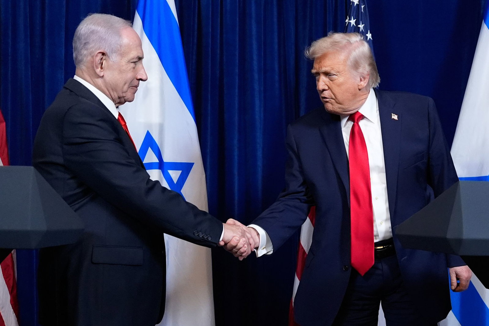 US-Präsident Donald Trump (r.) spricht eine Wahlempfehlung für den israelischen Ministerpräsidenten Benjamin Netanjahu (l.) aus. (Archivbild)
