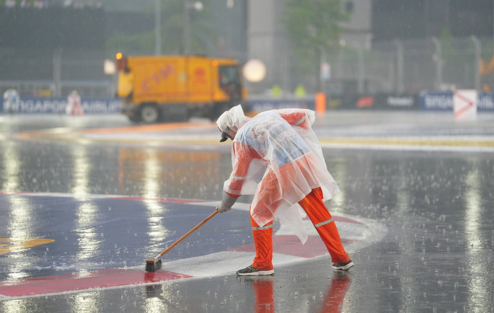 Heftiger Regen verzögerte das Sprint-Rennen in Singapur.