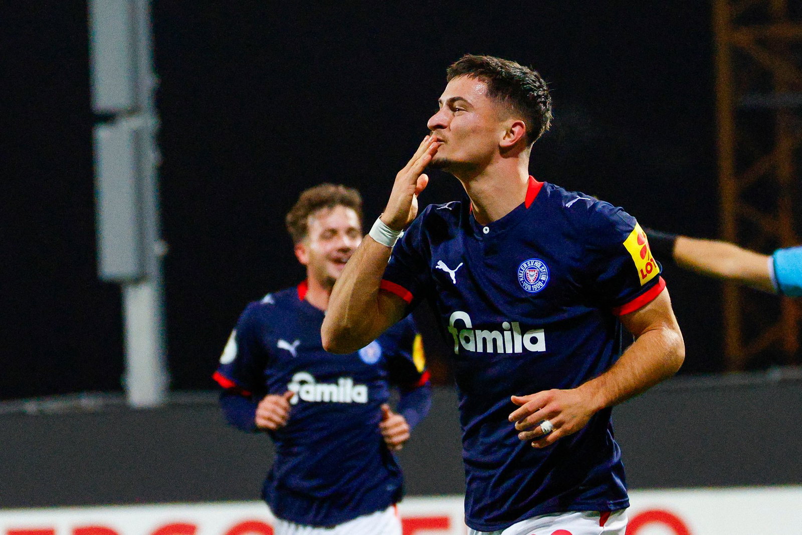 Jubel nach dem Ausgleich für Kiel: Holstein-Torschütze Adrián Kapralik. 