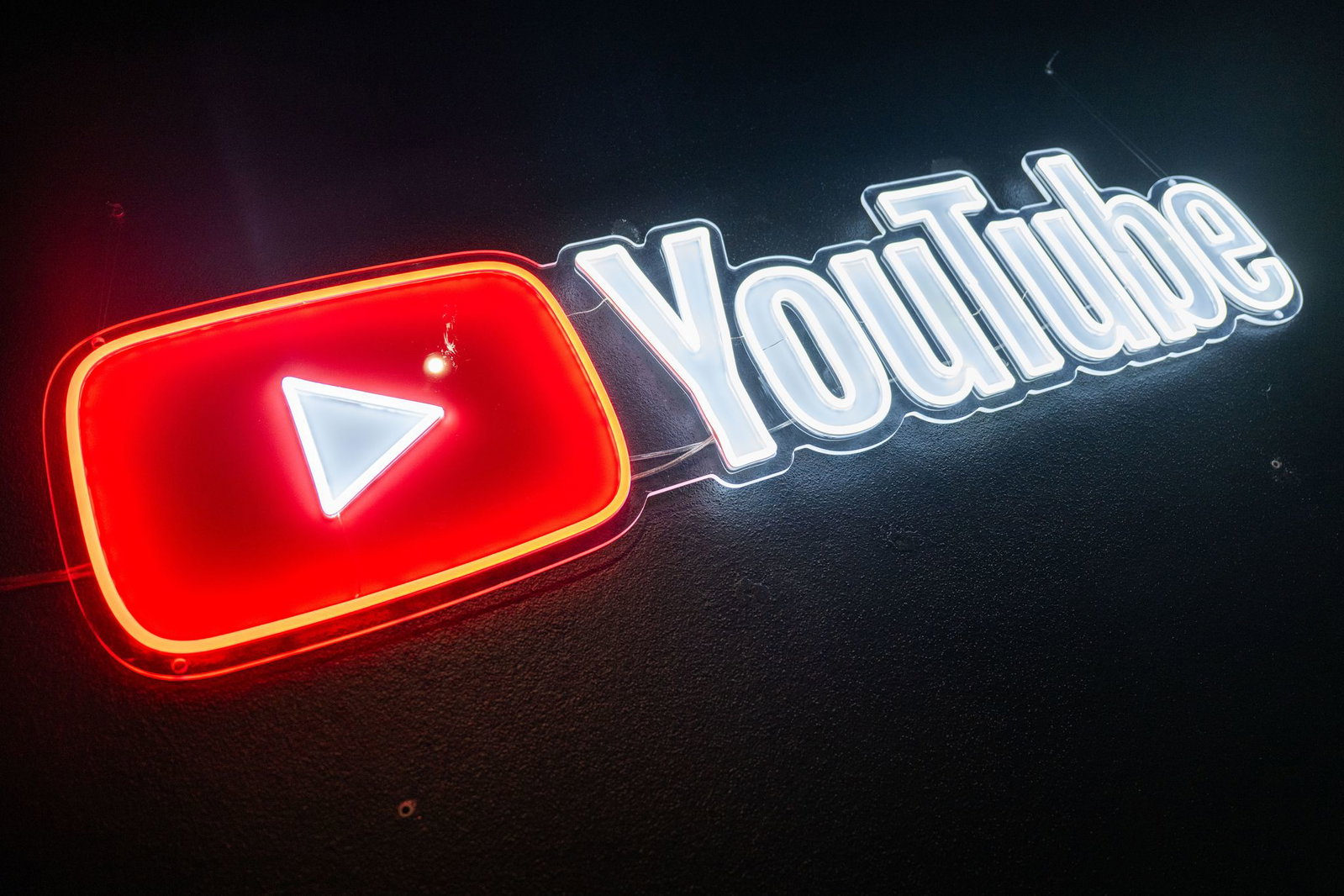 Bei YouTube soll künftig per KI generierte oder veränderte Musik gekennzeichnet werden. (Archivbild)