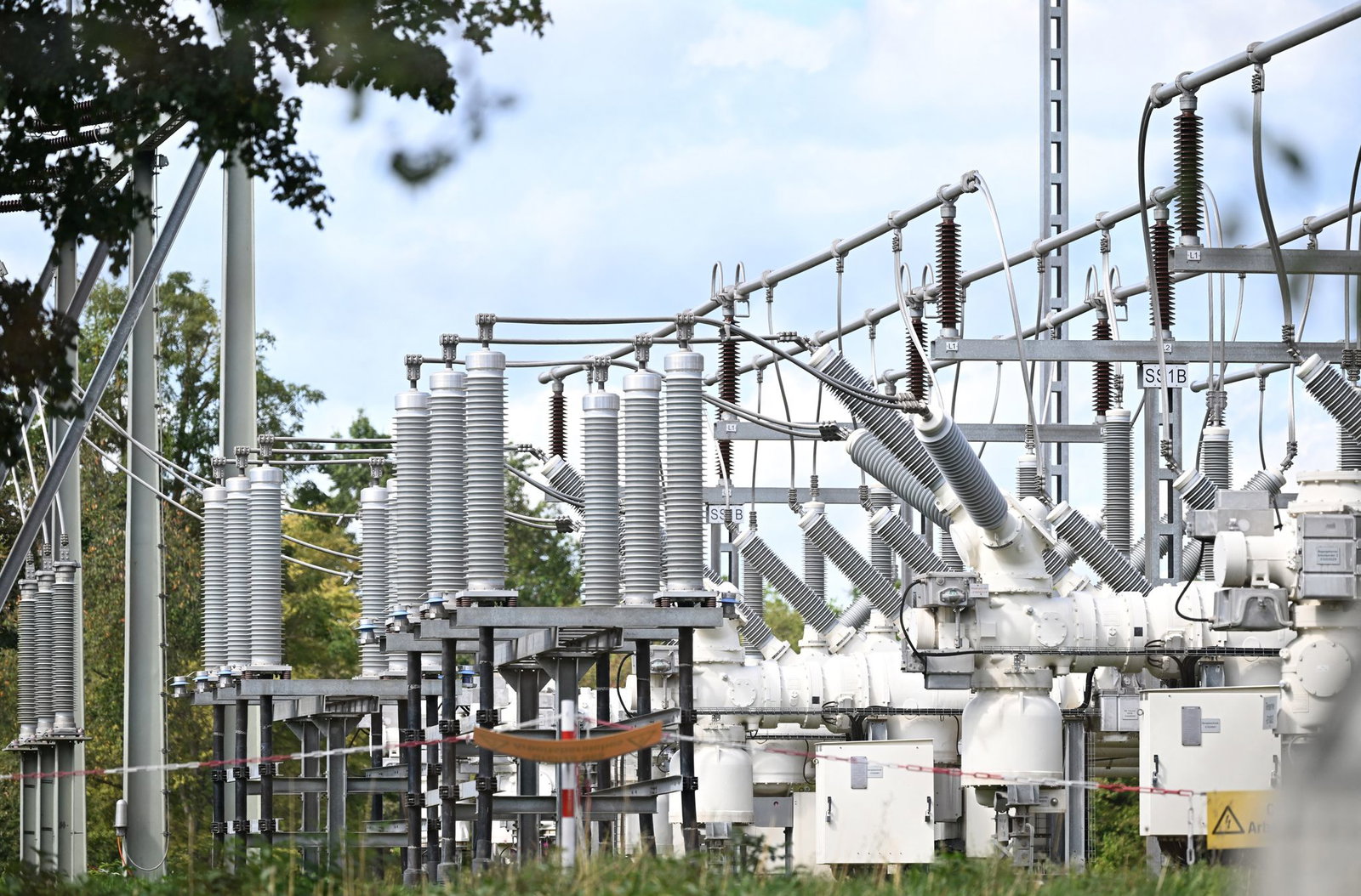 Für den Netzausbau müssen aus Sicht der Beteiligten zahlreiche neue Umspannwerke gebaut werden. (Archivbild)