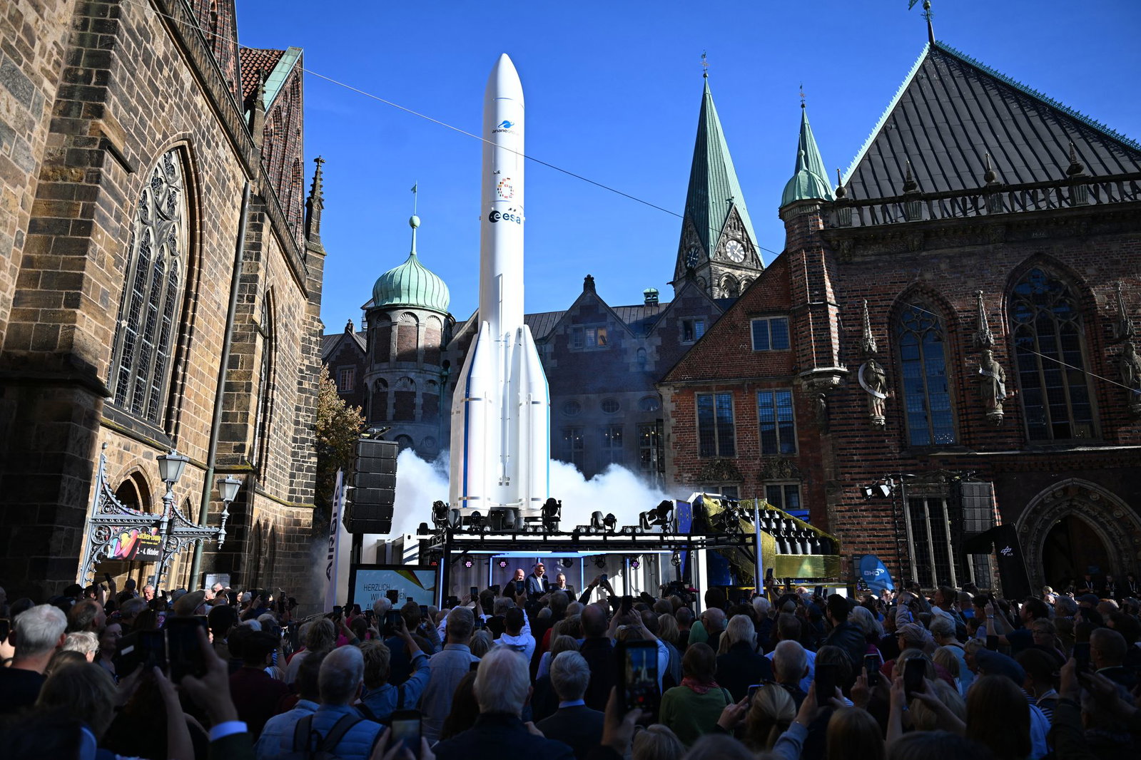 Das Bürgerfest begann mit einem symbolischen Raketenstart. 
