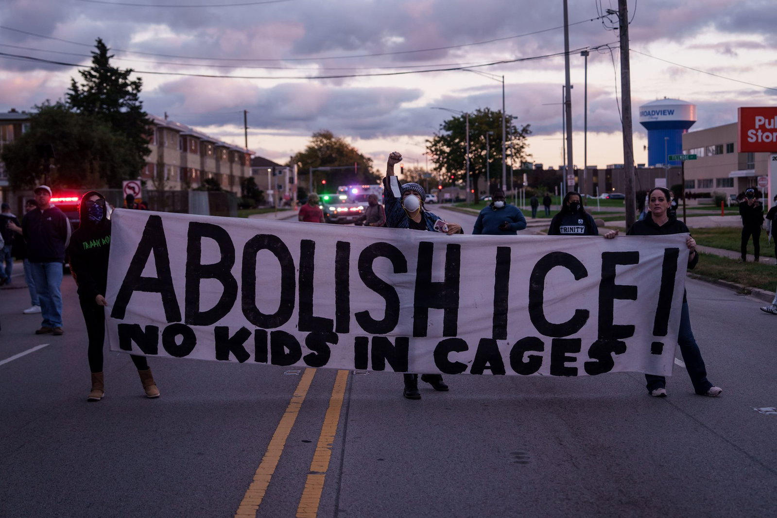 Das teils martialische Vorgehen von Beamten der Migrationsbehörde ICE hat in Trumps zweiter Amtszeit immer wieder zu Protest geführt. (Archivbild)