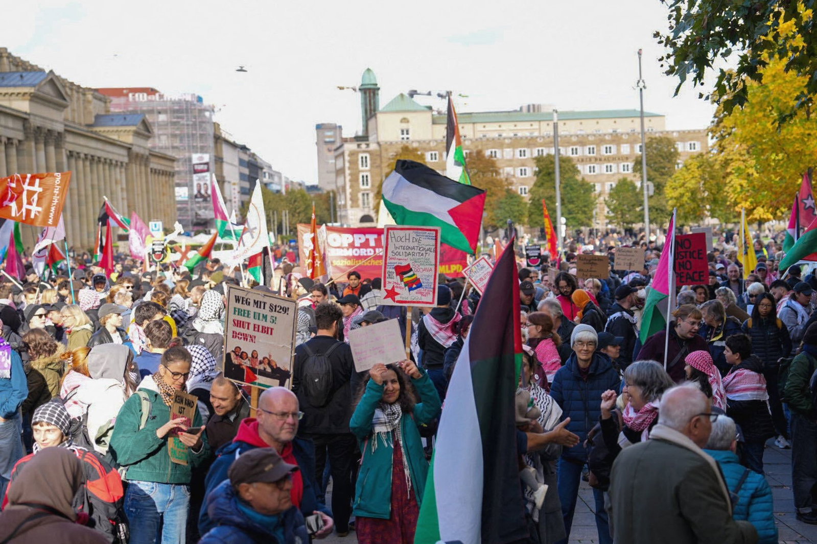 Laut Veranstalter waren rund tausend Menschen bei der Demo, der Polizei zufolge waren es 600 bis 700 Menschen.