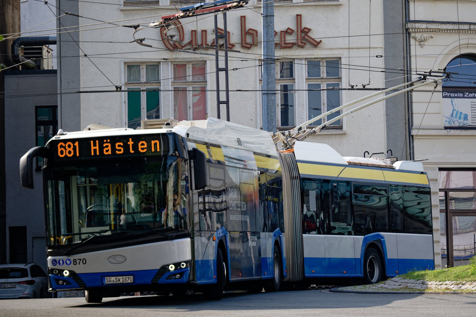 Ein Oberleitungsbus fährt durch die Innenstadt von Solingen. (Archivbild)