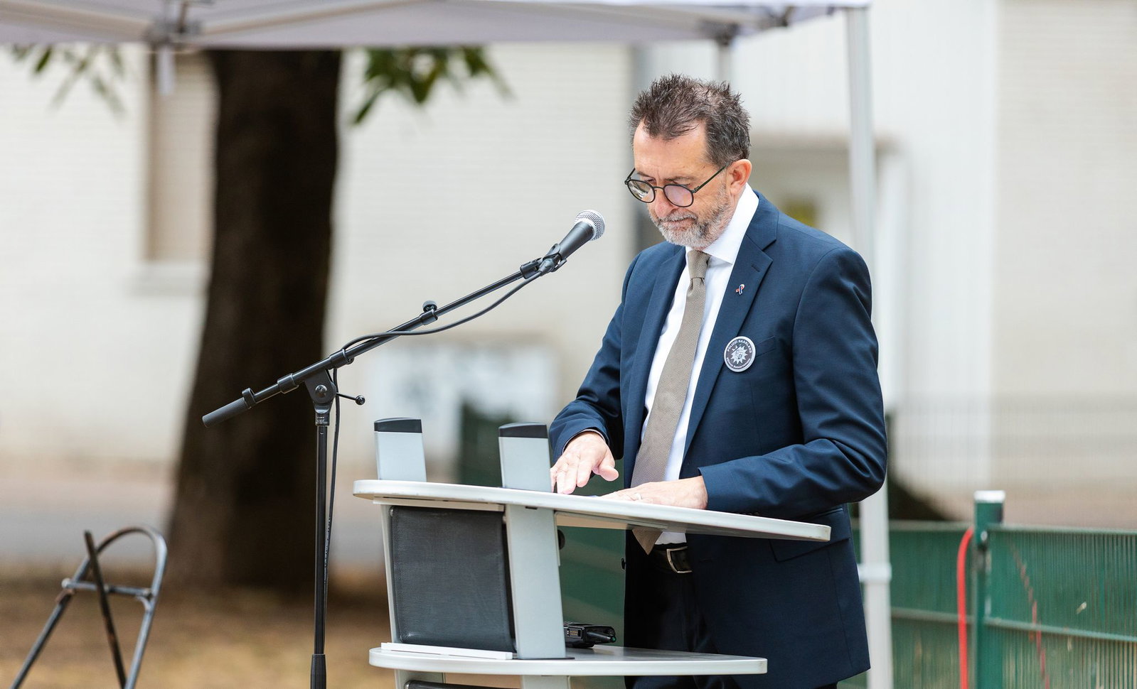 Der saarländische Innenminister Reinhold Jost (SPD) an der Gedenkstele in Völklingen, die an die tödlichen Schüsse auf Polizeioberkommissar Simon Bohr in Völklingen erinnert. (Archivbild)