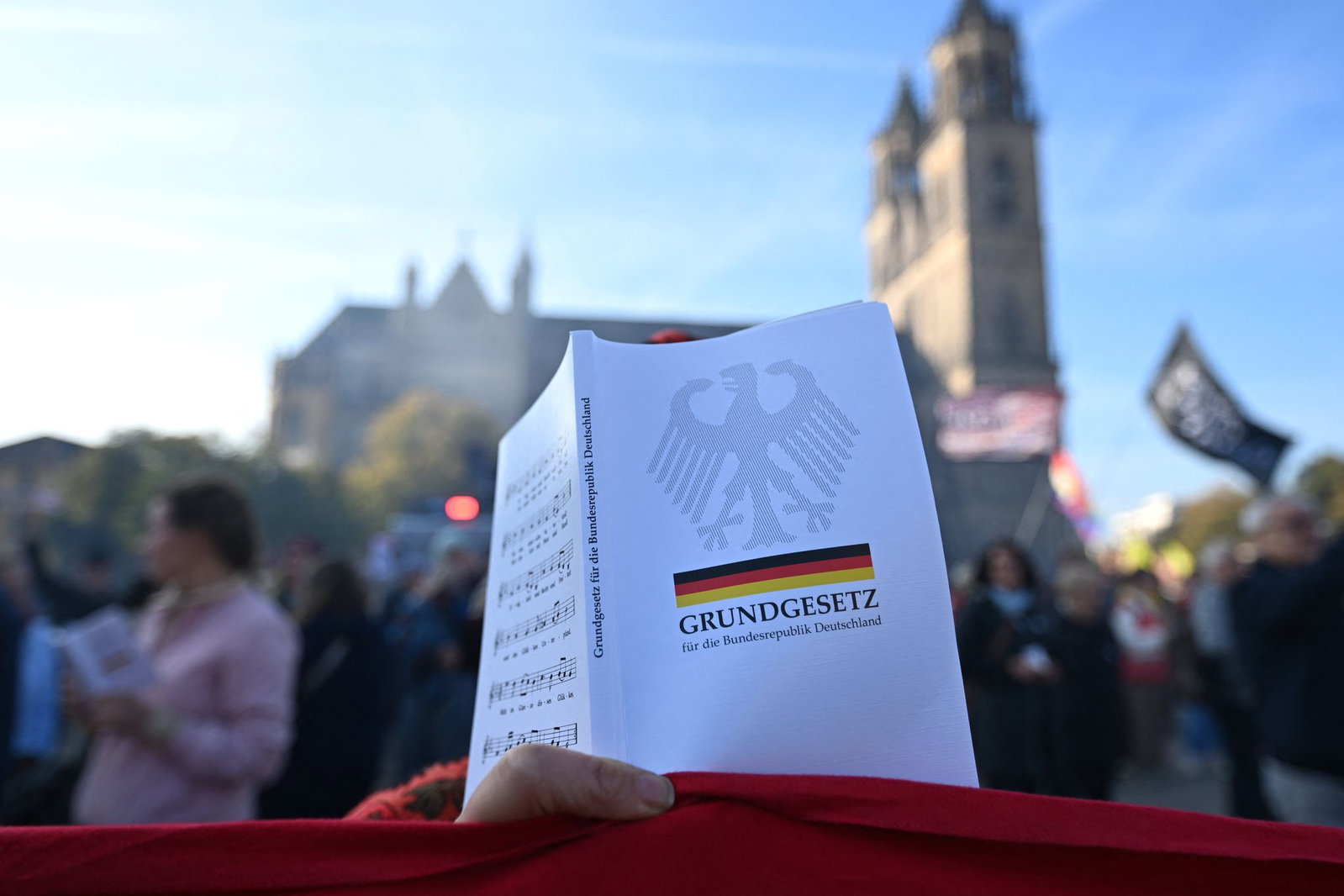 Auf dem Domplatz direkt vor dem Landtag wurde das Grundgesetz verlesen.