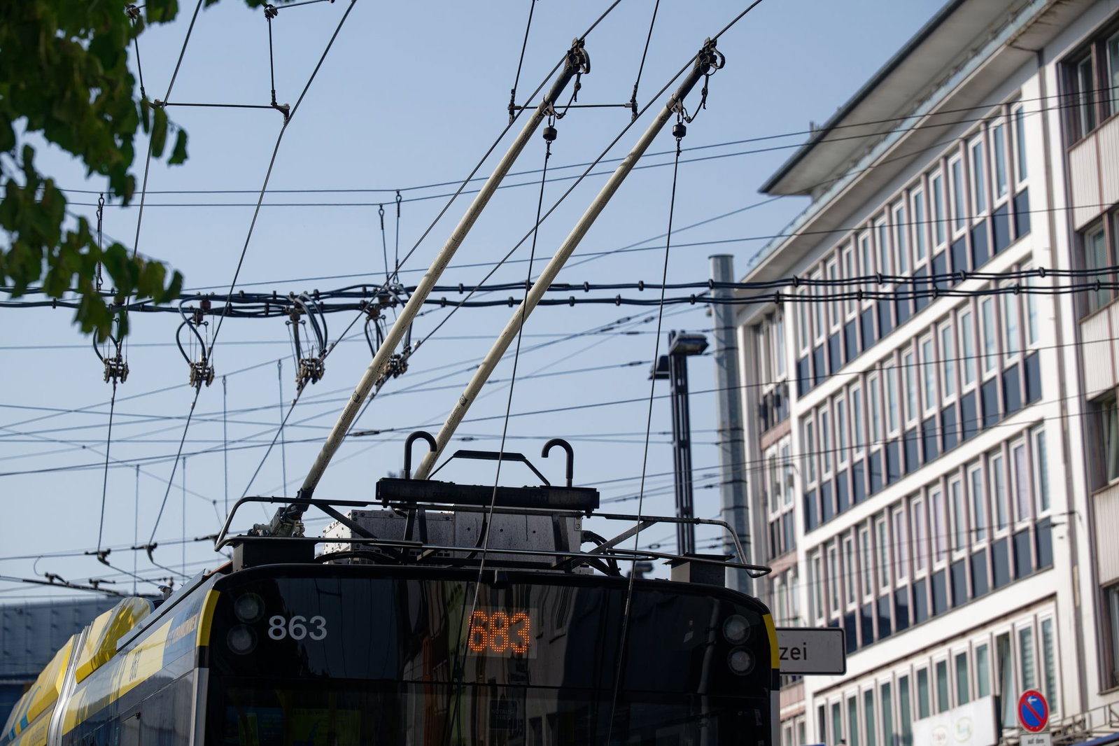 Das Netz der Oberleitungen für O-Busse in Solingen. (Archivbild)