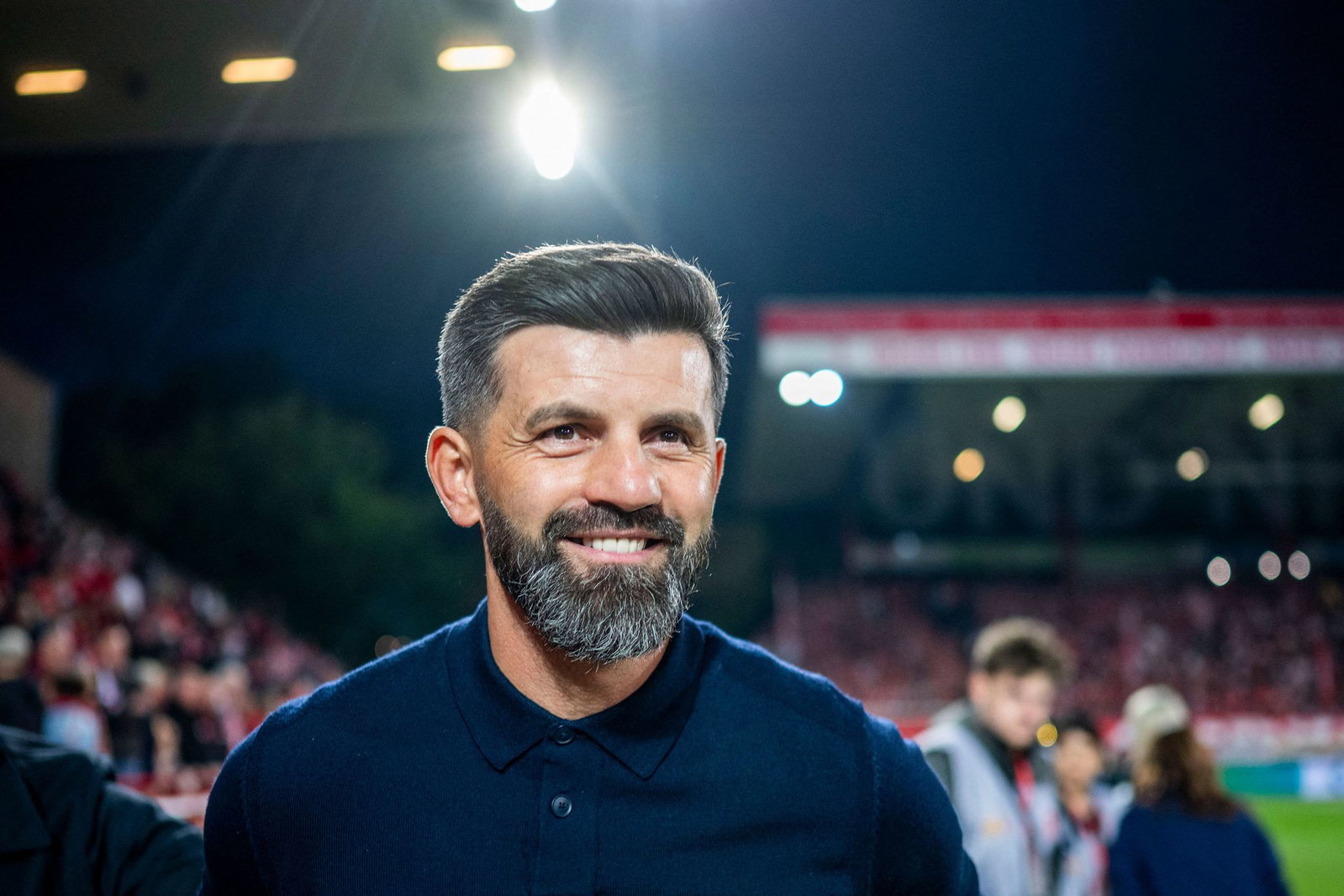 Schalke-Coach Muslic freut sich auf das erste Saisonspiel an einem Samstag-Nachmittag. (Archiv)