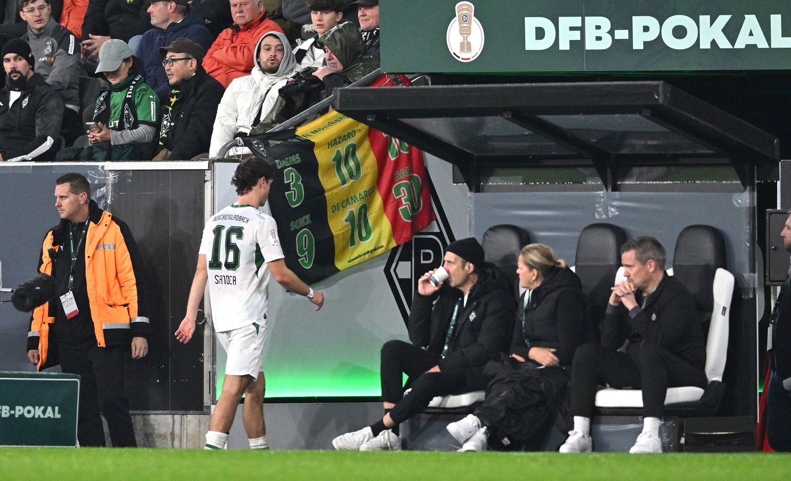 Philipp Sander muss nach seiner Notbremse früh vom Feld. 