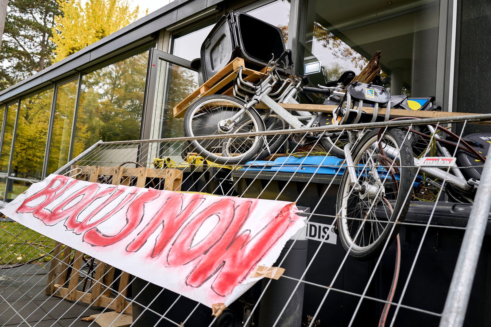 Studentinnen und Studenten blockierten am Mittwoch das Otto-Suhr-Institut der Freien Universität Berlin, um sich gegen Aufrüstung und Sozialkürzungen zu stellen. Die Aktion wurde von der Initiative «Gen Z regelt» organisiert. 