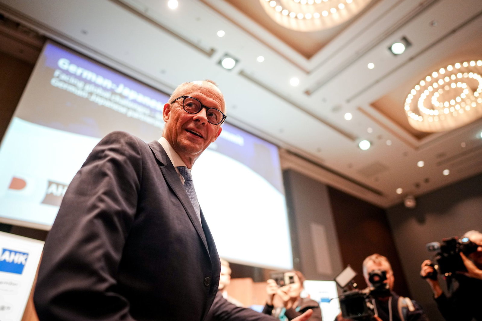 Während Merz in Asien unterwegs ist, gewinnt in Deutschland die Debatte über die Steinmeier-Nachfolge an Fahrt. 