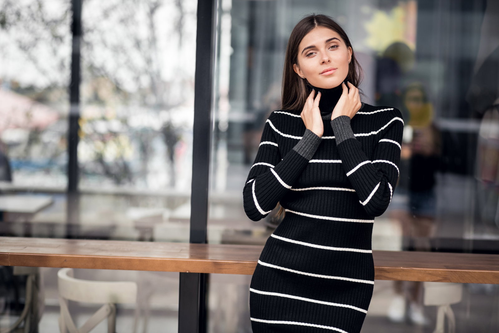 Frau in Strickkleid