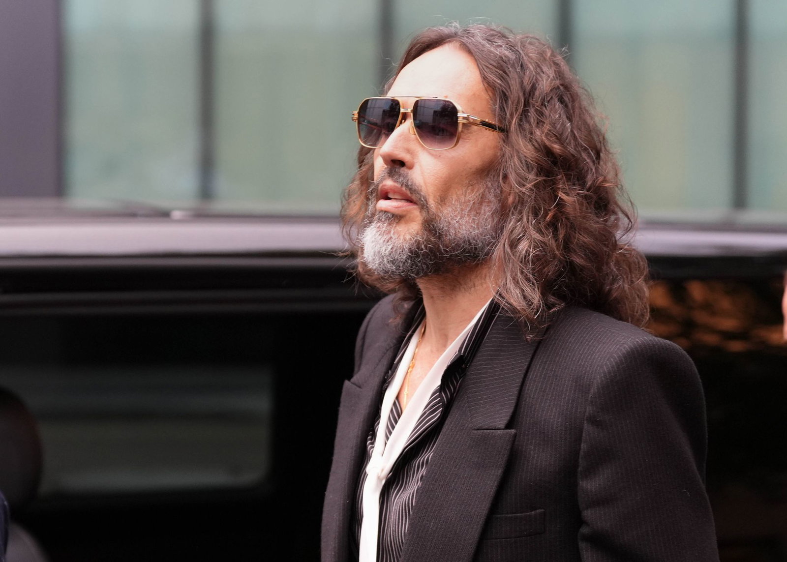 Russell Brand muss sich derzeit wegen Vorwürfen sexueller Gewalt vor Gericht verantworten.