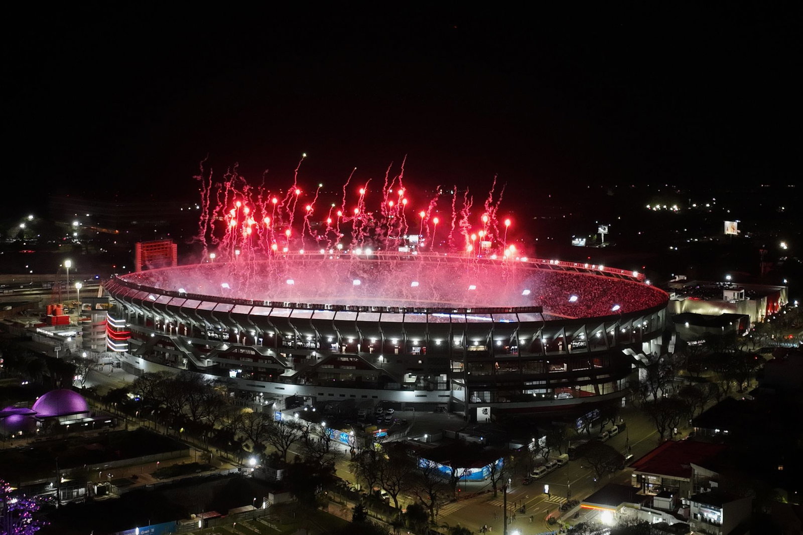Feuerwerk im Monumental-Stadion von Buenos Aires zum Messi-Abschied.